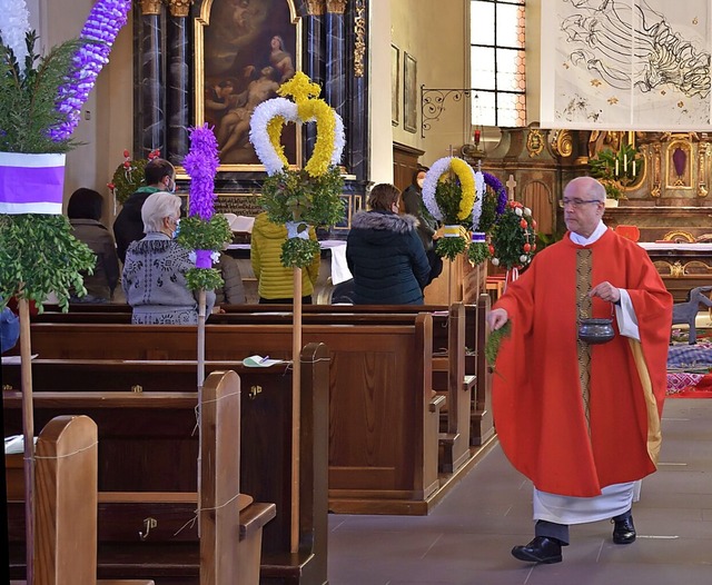 Pfarrer Bernhard Schneider beim Segnen der Palmen im Gottesdienst in Sasbach.   | Foto: Roland Vitt