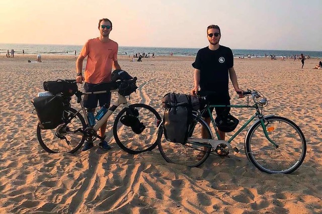 Am Ziel: Heiner Lais (links) und Alain  Moser am Strand bei Rotterdam  | Foto: Lais