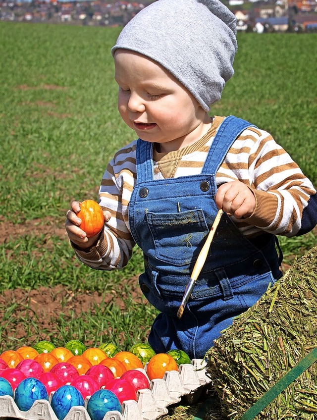 Emilian Preiser ist erst ein Jahr und ...als Helfer fr den Osterhasen zugange.  | Foto: Wolfgang Scheu