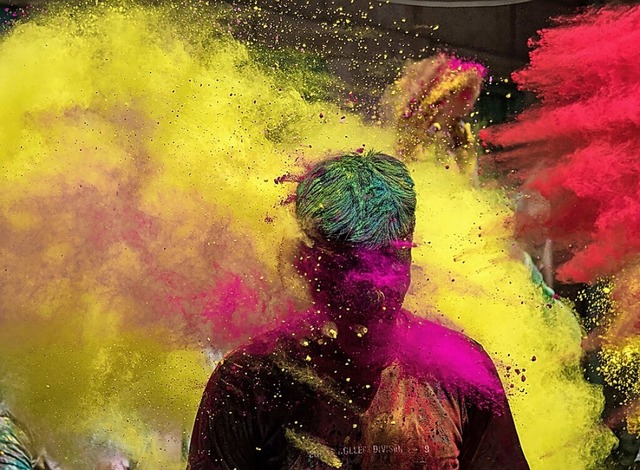 Das Werfen von Farbbeuteln gehrt zu Holi dazu.  | Foto: XAVIER GALIANA (AFP)