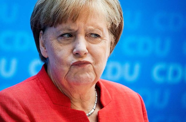 So richtig zufrieden kann Angela Merkel derzeit nicht dreinblicken.  | Foto: Kay Nietfeld (dpa)