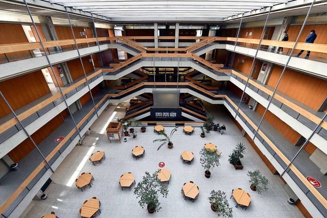 Von oben sieht alles normal aus. Blick ins Foyer der Max-Weber-Schule.   | Foto: Thomas Kunz