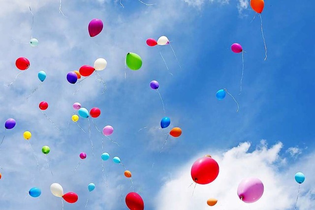 Postkarten mit  Luftballons zu verschi...kann zu spannenden Begegnungen fhren.  | Foto: Johanna Mhlbauer - Fotolia