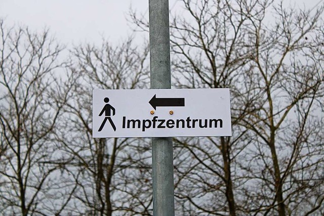 Schilder weisen den Weg zum Kreisimpfzentrum in Lrrach  | Foto: Annika Sindlinger