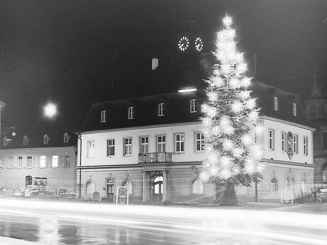 Der prchtige Christbaum vor dem Ratha...tionell aus dem Emmendinger Stadtwald.  | Foto: Armin E. Mller