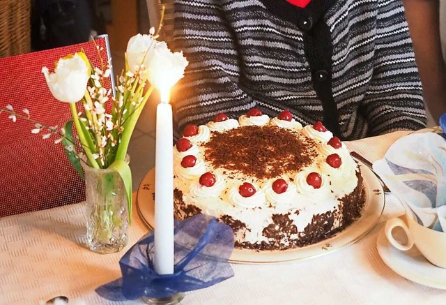 Auch in Corona-Zeiten: Blumen, Kerzen und Kuchen gehren zum Geburtstag.  | Foto: Jutta Geiger
