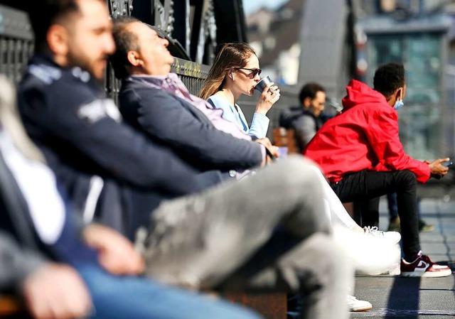 Bei sommerlichen 21 Grad strmen Mensc...11; oder ist es doch nicht so einfach?  | Foto: Roland Weihrauch (dpa)