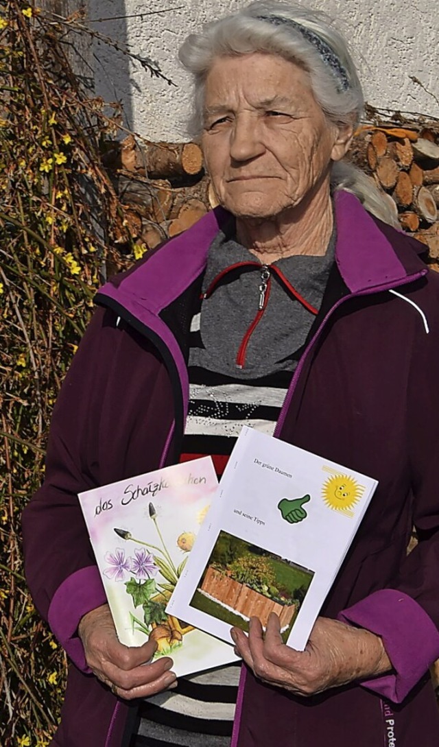 Irene Eckert mit dem neuen Heft &#8222...;Schatzkstchen&#8220; in ihrem Garten  | Foto: Ulrike Jger