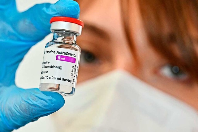 Schon wieder schaut Deutschland auf den Impfstoff von Astrazeneca  | Foto: ANDREAS SOLARO (AFP)