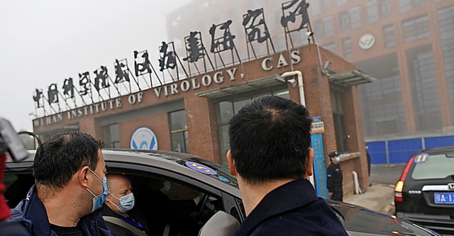 WHO-Mitarbeiter vor einem Virologie-Institut im chinesischen Wuhan  | Foto: HECTOR RETAMAL (AFP)