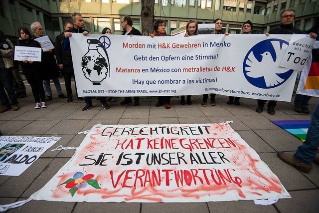 Demonstranten bei einem frheren Proze...n Heckler &amp; Koch 2019 in Stuttgart  | Foto: Marijan Murat (dpa)