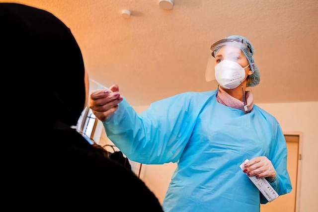 Die Mitarbeiterin einer Apotheke fhrt...Corona-Schnelltest durch (Symbolfoto).  | Foto: Christoph Soeder (dpa)