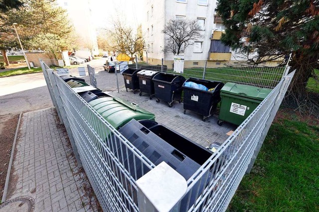 Die Mlltonnen sind eingezunt, damit ... Mll wild neben ihnen abgeladen wird.  | Foto: Thomas Kunz