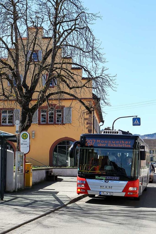 Die Buslinie 297 wird eigenwirtschaftl...chstetten (hier am Rathaus) ansteuern.  | Foto: Daniel Hengst