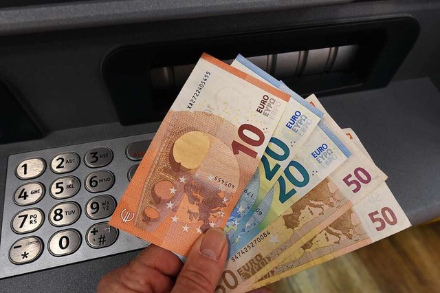 Die unbekannten Tter klauten Bargeld aus dem Geldautomaten (Symbolfoto).  | Foto: Holger Hollemann (dpa)