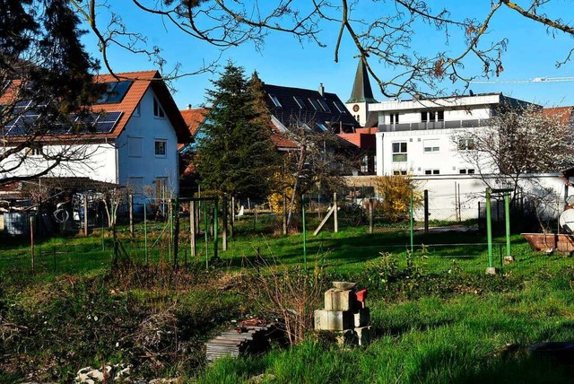 Das Gelnde fr die Bauvorhaben zwisch...hren sich Anwohner und Ortschaftsrte.  | Foto: Heinz und Monika Vollmar