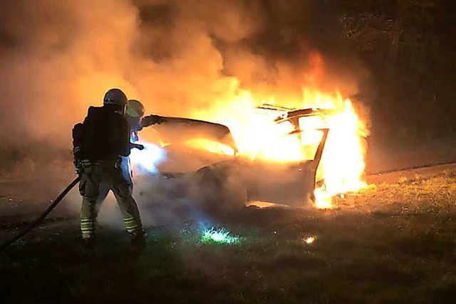 Ausgebrannt ist trotz des schnellen Ei...burger Feuerwehr dieser Personenwagen.  | Foto: Volker Mnch