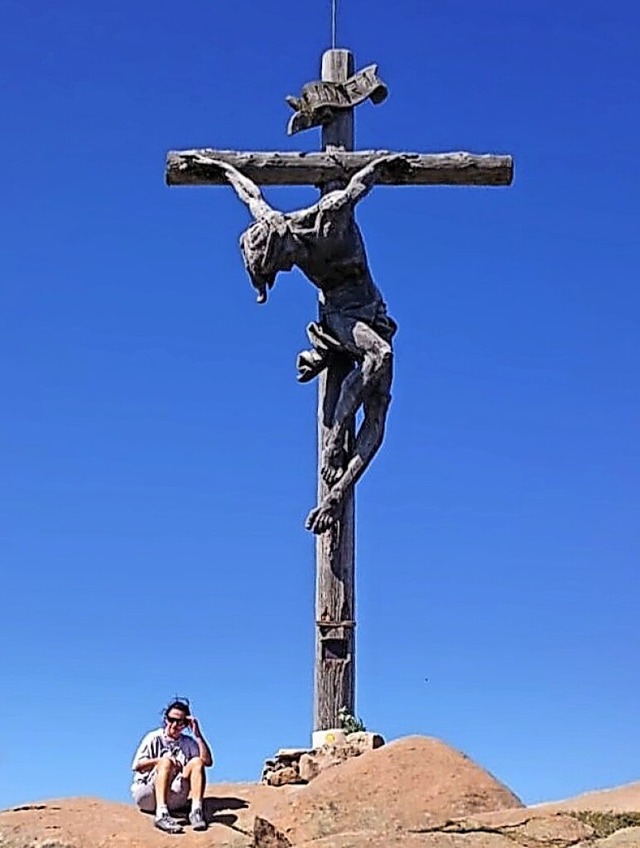 Das mchtige Kreuz des Holzschnitzers ...s auf dem Lehenkopf aufstellen lassen.  | Foto: Manuela Gtz