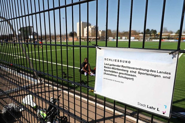 Die Verbotsschilder  im Lahrer Brgerpark werden hufig ignoriert.  | Foto: Christoph Breithaupt