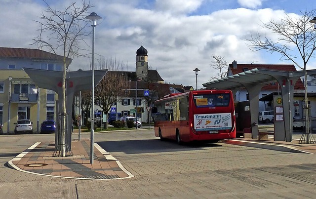 Die Busumsteigestelle im Kirchhofen wi... PNV-Knotenpunkt fr Busse fungieren.  | Foto: Andrea Gallien