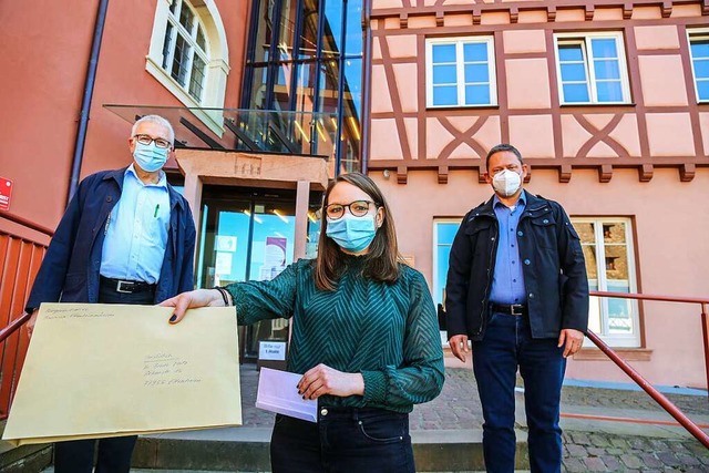 Hauptamtsleiterin Julia Zehnle hlt de...Mittwoch zur bergabe vor dem Rathaus.  | Foto: Sandra Decoux-Kone