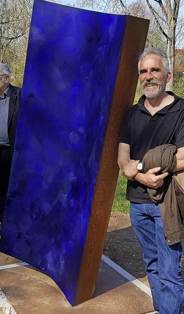 Thomas Matt vor seiner Skulptur &#8222;Groes Blau&#8220;.   | Foto: Gerhard Walser