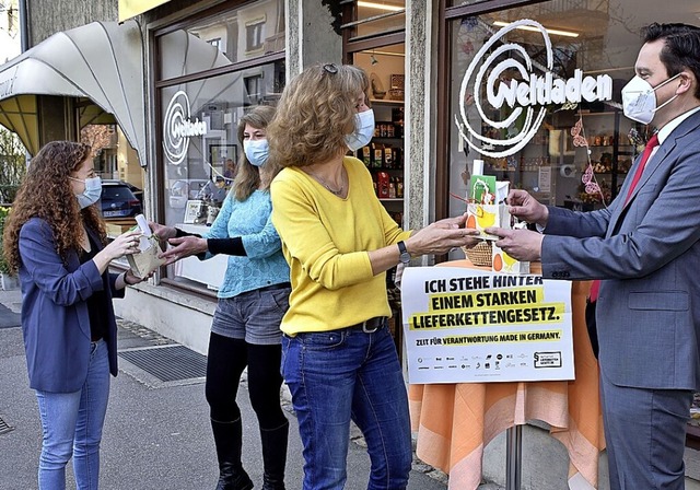 Aktion zum Lieferkettengesetz beim  We...sen Pckchen mit Info-Material und Ei.  | Foto: Thomas Kunz