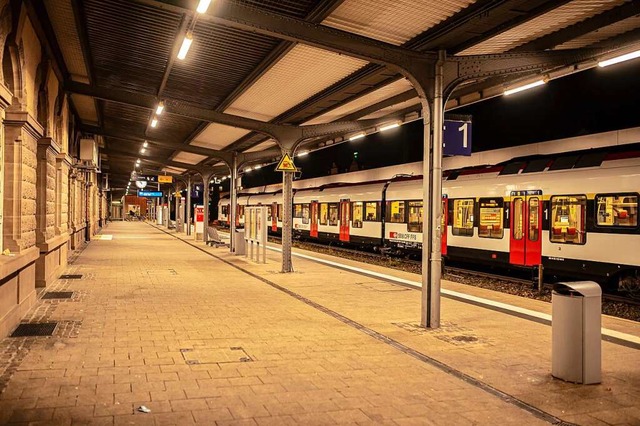 Der Lrracher Bahnhof Mitte Dezember &...n Ausgangsbeschrnkungen im Landkreis.  | Foto: Jonas Hirt
