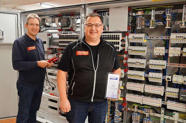 Firmenchef Andreas Rmmele (rechts) is...andwerksunternehmen des Jahres&#8220;.  | Foto: Edgar Steinfelder