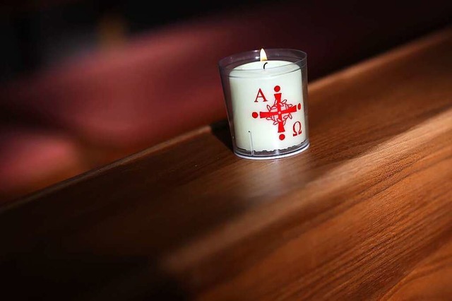 Eine brennende Kerze in einer Kirche w... Ostern leerer sein als normalerweise.  | Foto: Ronny Hartmann