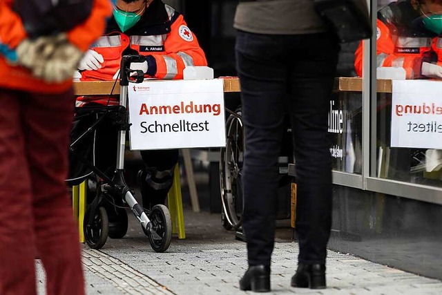 Einige Menschen stehen in einer Schlan...uinfektionen jedoch scharf kritisiert.  | Foto: Tom Weller (dpa)