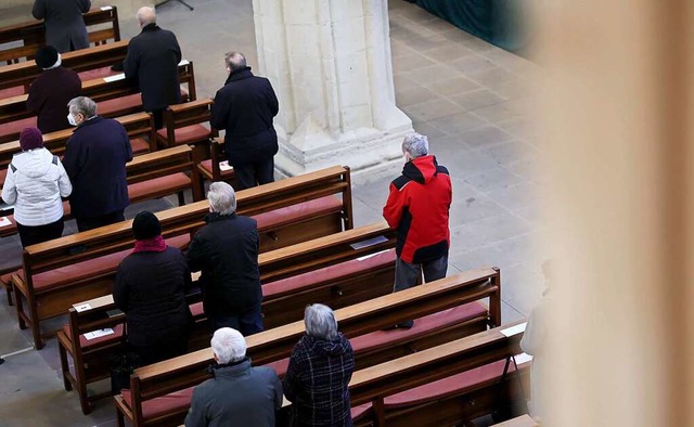 Gottesdienst mit Abstand ist nur eine ...n zu Ostern Glubige empfangen knnen.  | Foto: Ronny Hartmann (dpa)