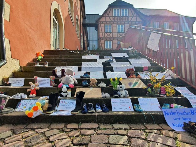 Schuhe und Plakate vor dem Ettenheimer Rathaus  | Foto: BZ