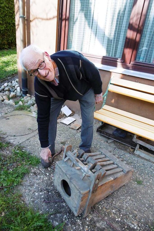 Ewald Kaiser mit der Karfreitagsraffel der Kirche St. Georg in Wyhlen  | Foto: Helmut Bauckner