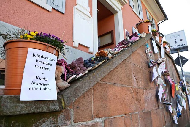 Schuhe wurden vor das Rathaus in Drlinbach gestellt.  | Foto: Christoph Breithaupt