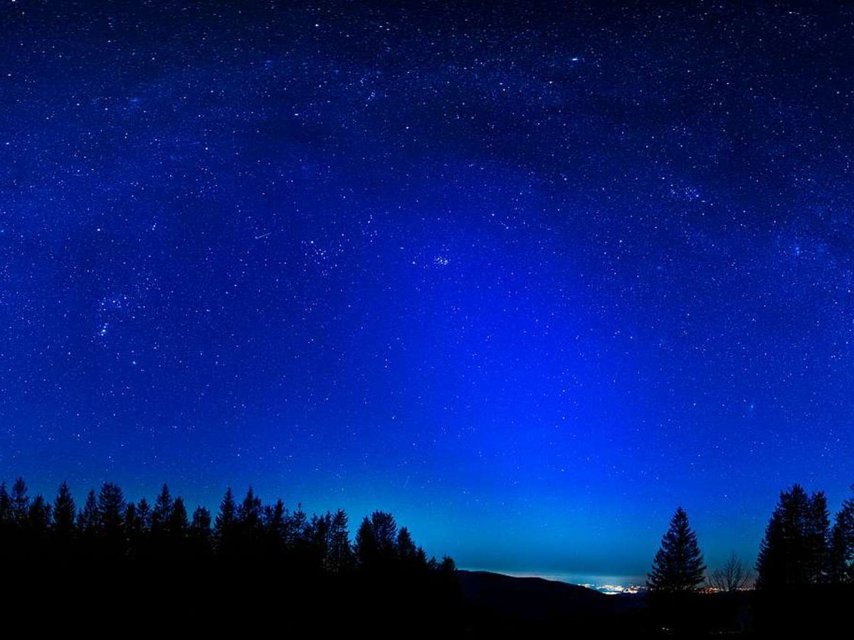 Zodiakallicht nennt sich die Himmelserscheinung, die Paul Trenkle hier vom Brend aus eingefangen hat. Zahlreiche winzige Staubpartikel reflektieren und streuen das Licht der gerade untergegangenen Sonne und erzeugen so den Lichtkegel.