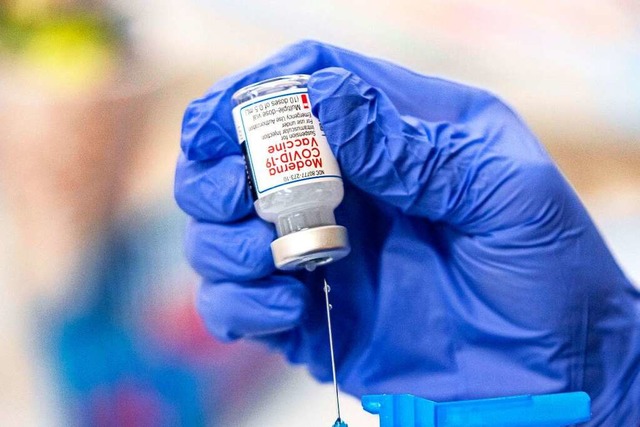 Mit einer ersten Astrazeneca-Dosis gei...eren Impfstoff umsteigen (Symbolbild).  | Foto: SERGIO FLORES (AFP)