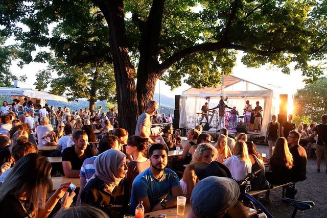 Auf dem Kanonenplatz steht eine der vielen Bhnen beim Schlossbergfest.  | Foto: Thomas Kunz