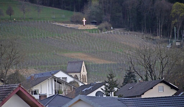 ber den Dchern von Britzingen scheint das Kreuz sein Licht in die Dunkelheit.  | Foto: Volker Mnch