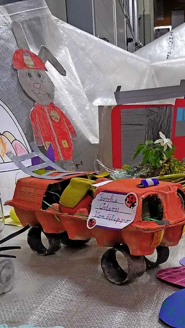 Ein Feuerwehrauto aus Eierkarton, ein ...raktion der Feuerwehr auf tolle Ideen.  | Foto: privat