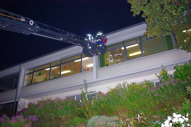 Der Einsatz Lrracher Feuerwehrfahrzeu...en aus der Buttenbergschule zu retten.  | Foto: Rolf Reimann