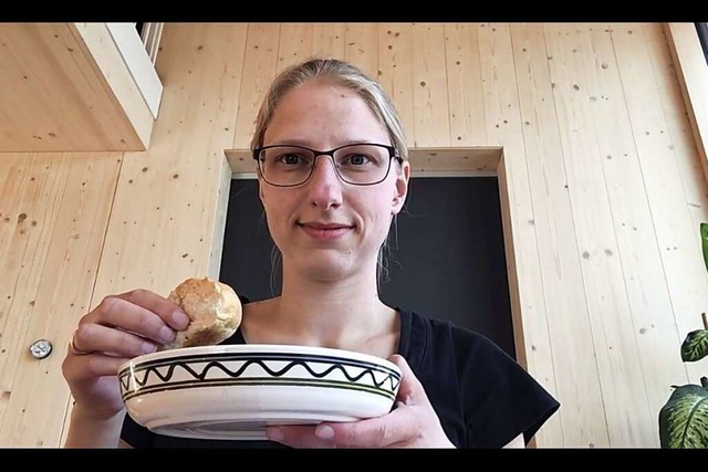 Pfarrerin Lisa Rudzki bei der Abendmahlfeier  vor ihrem Rechner daheim.   | Foto: privat