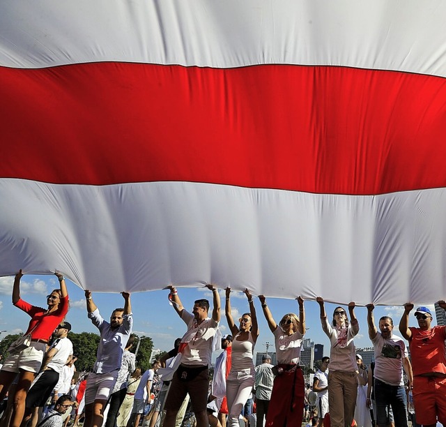 Unter dieser Fahne sammeln sich Gegner...der Lukaschenko (Bild vom 16.8.2020).   | Foto: Sergei Grits (dpa)