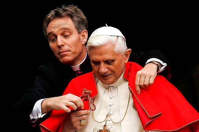 Georg Gnswein ist der Mann hinter dem Papst.  | Foto: epa ansa Maurizio Brambatti