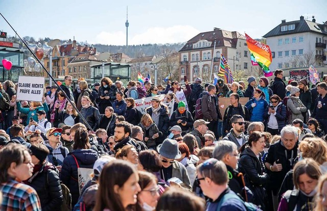 Ohne Maske und Abstand: Tausende &#822...ker&#8220; demonstrieren  in Stuttgart  | Foto: Christoph Schmidt (dpa)