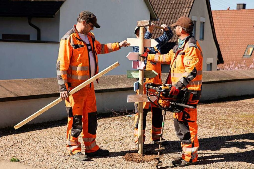 Die acht Stationen werden von Mitarbeitern des Bauhofs in Gottenheim aufgebaut.  | Foto: Hubert Gemmert