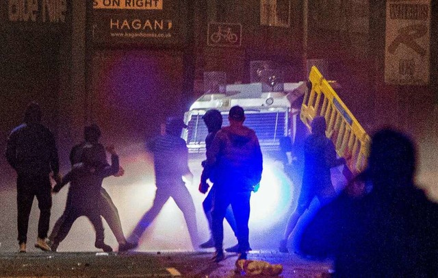 Belfast: Polizisten und Demonstranten stoen im Gebiet Sandy Row zusammen.  | Foto: Donal Collins (dpa)
