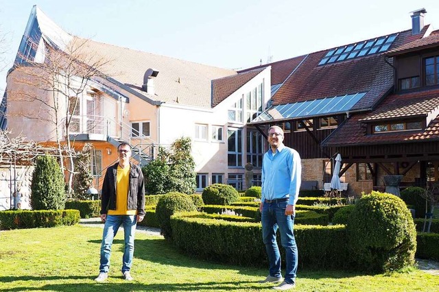 Thomas Kammerer (rechts) und Manfred R...emiegebude genossenschaftlich nutzen.  | Foto: Herbert Frey
