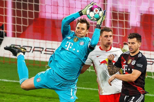 Mnchens Torwart Manuel Neuer (l-r) h...nchens Abwehrspieler Lucas Hernandez.  | Foto: Alexander Hassenstein (dpa)