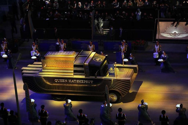 Dieses Fahrzeug transportiert die Mumie der gyptische Knigin Hatschepsut.  | Foto: Gehad Hamdy (dpa)